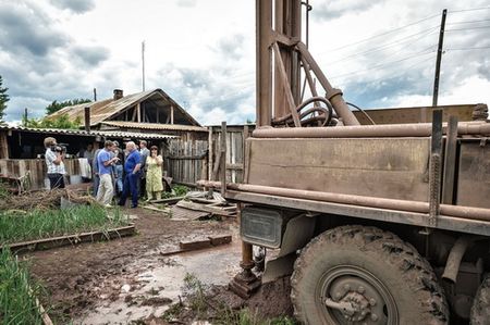 Установка для бурения водяной скважины в селе Ханкуль в Хакасии.